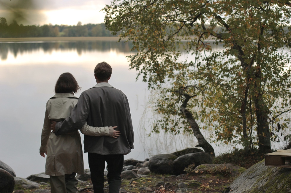 Семейная пара на берегу озера Отрадное около КП Norland (Норланд). Октябрь 2023. Коттеджный поселок Norland